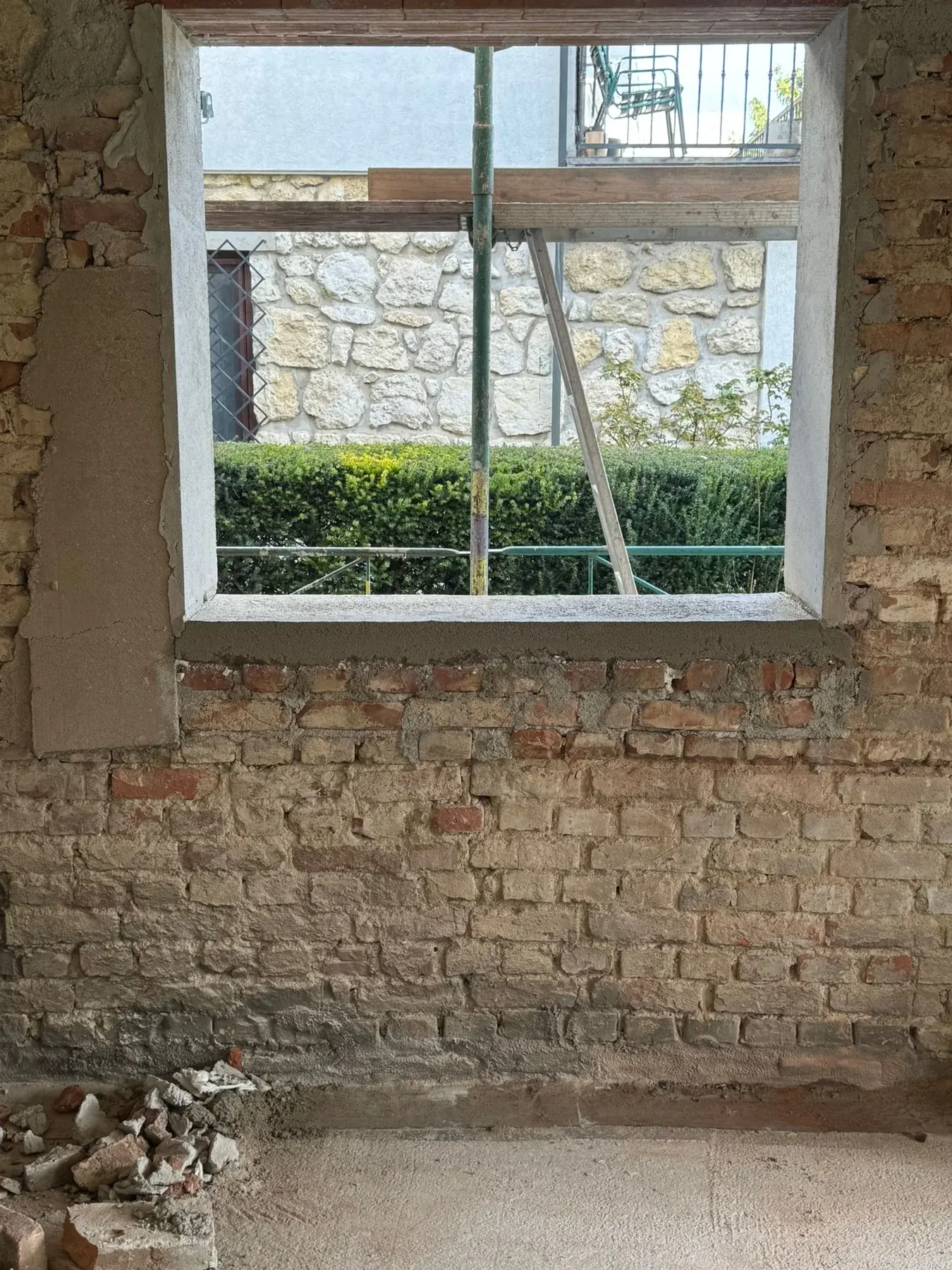 Innenwand mit Ziegelstruktur im Sanierungsprozess