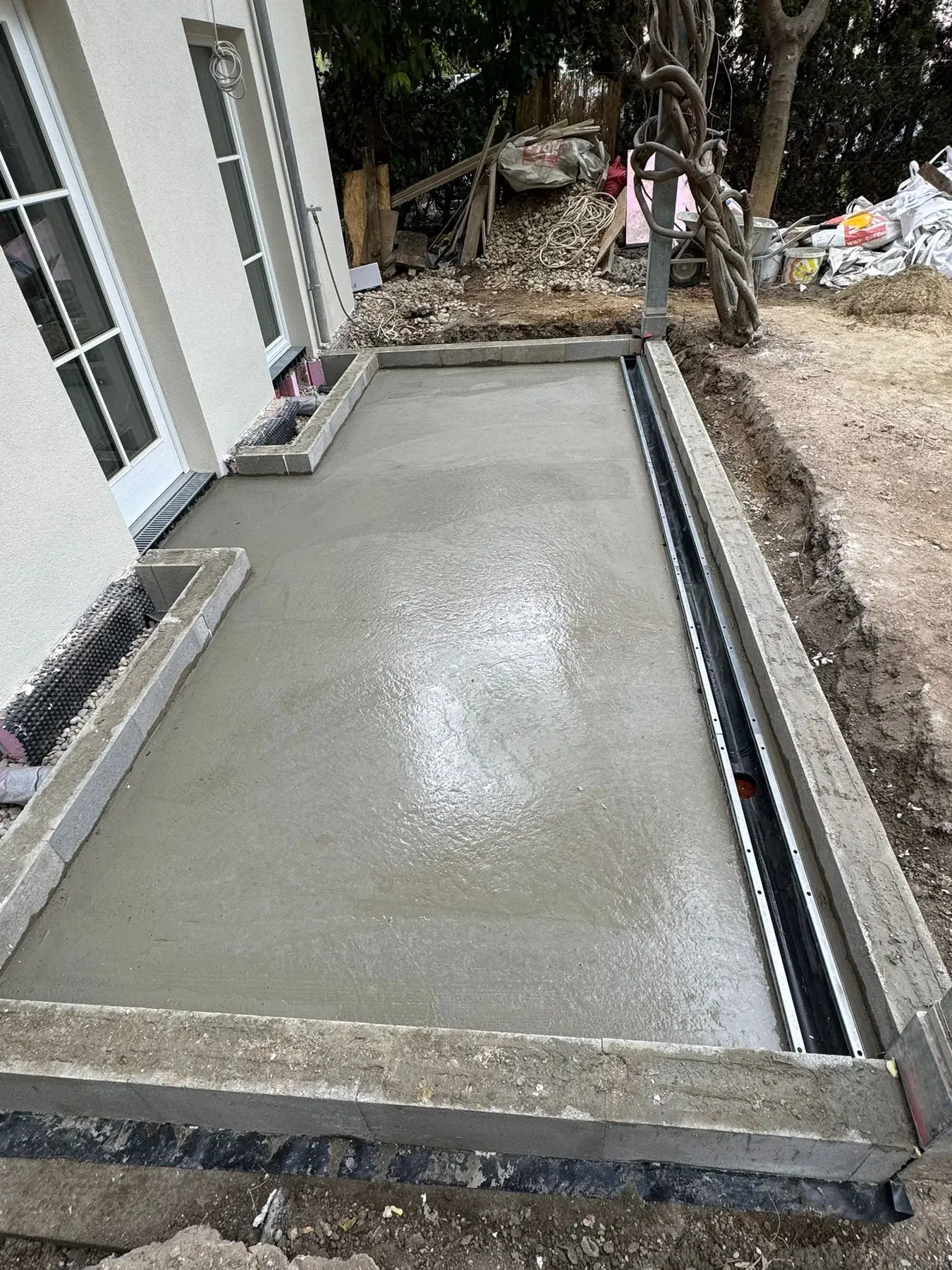 Frisch geglättete Betonfläche als Teil eines Bauprojekts
