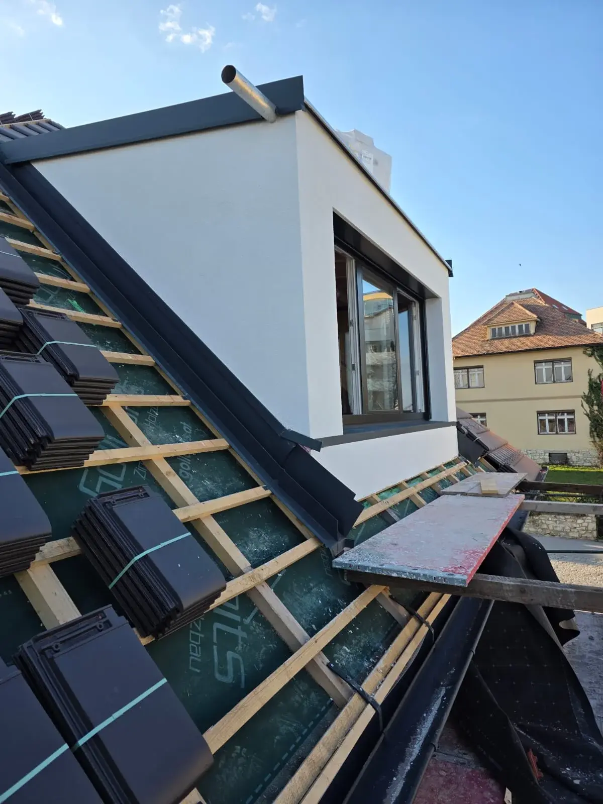 Dach- und Strukturarbeiten an einem Gebäude
