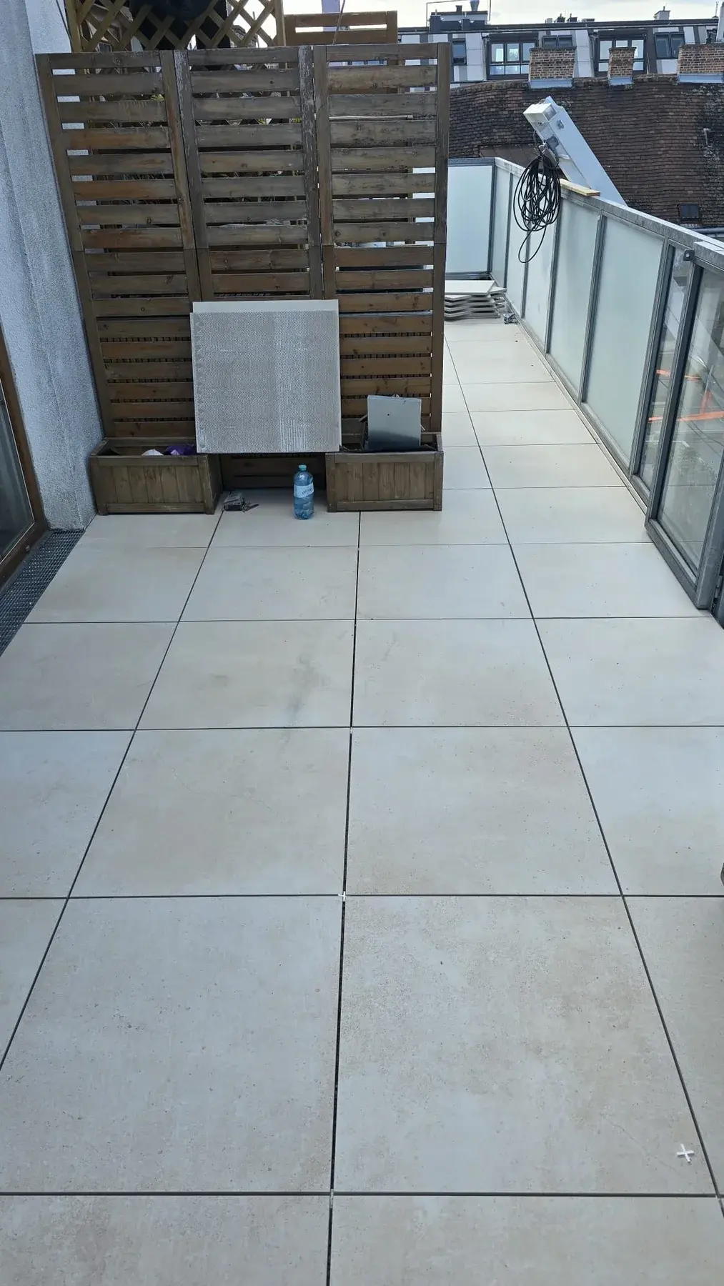 Geflieste Terrassenfläche mit klarer Linienführung